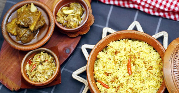  বৃষ্টিতে খিচুড়ি-গরুর মাংসে জমে উঠুক দুপুর