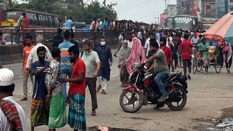 পুলিশ গাড়ির কাগজপত্র দেখতে চাওয়ায় পরিবহন শ্রমিকদের সড়ক অবরোধ