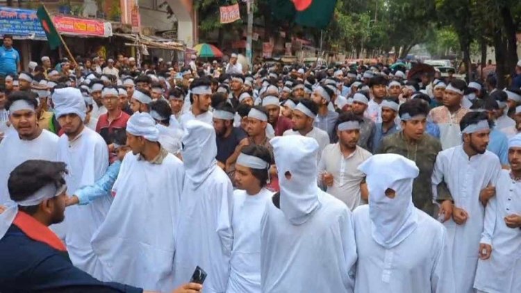 কাফনের কাপড় বেঁধে গণমিছিল করছে কারিগরি শিক্ষার্থীরা