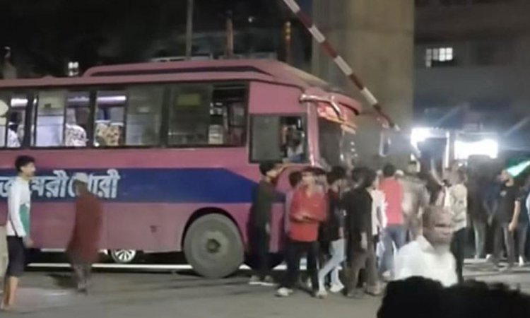 রেললাইনে আটকে গেল বাস, অল্পের জন্য বেঁচে গেলেন যাত্রীরা