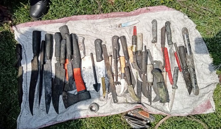 পুকুর থেকে বস্তাভর্তি দেশীয় অস্ত্র উদ্ধার