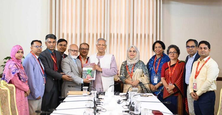 ড. ইউনূসের কাছে প্রতিবেদন দিয়েছে স্থানীয় সরকার সংস্কার কমিশন