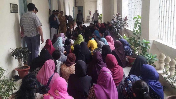 চার দাবিতে ভিসি ভবনে জবি ছাত্রীদের অবস্থান, আদায় হলো ১টি