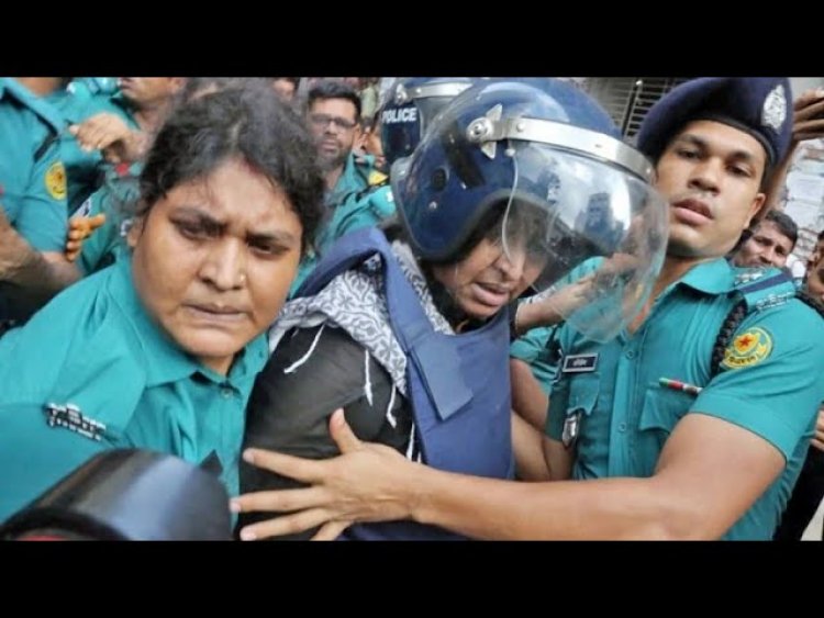 আদালত চত্বরে দীপু মনি ও পলককে উদ্দেশ্য করে ডিম নিক্ষেপ