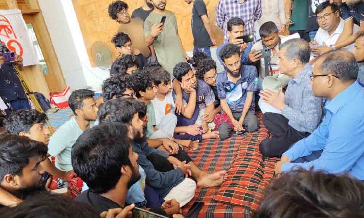 শিক্ষা উপদেষ্টার অনুরোধ না মেনে অনশনে অনড় কুয়েট শিক্ষার্থীরা