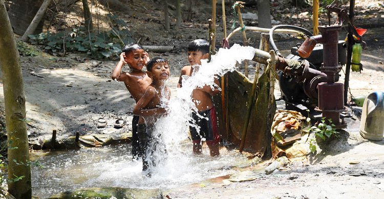 খরতাপে পুড়ছে যশোর, ঘরের বাইরে বের হলেই যেন আগুনের হল্কা লাগছে গায়ে
