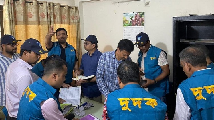 ঘুষ নেওয়ার সময় হাতেনাতে ধরা ডিএসসিসির ওয়ার্ড সচিব