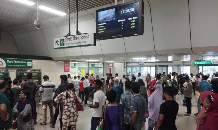 যান্ত্রিক ত্রুটিতে বন্ধ মেট্রোরেল