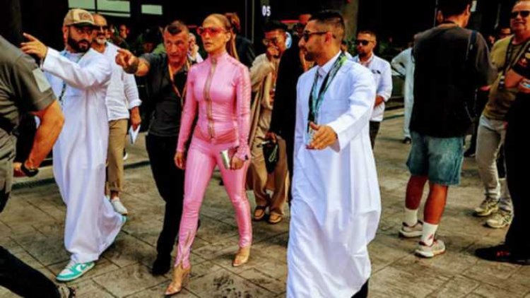 মক্কার অদূরে গায়িকাকে দিয়ে নাচ-গান, ক্ষুব্ধ মুসল্লিরা