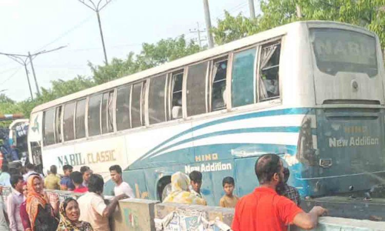 সাভারে সড়ক ডিভাইডারে বাসের ধাক্কায় নিহত ১, আহত ৩
