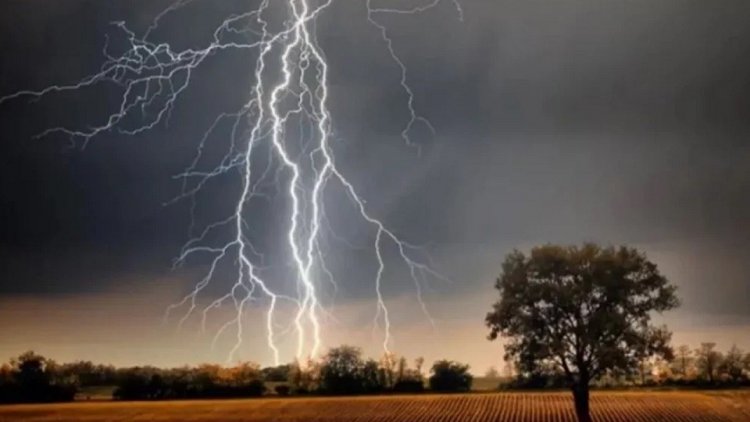 দেশের বিভিন্ন জায়গায় বজ্রপাতে ১১ জনের মৃত্যু