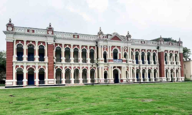 ধ্বংসের মুখে রূপগঞ্জের জমিদার বাড়ি