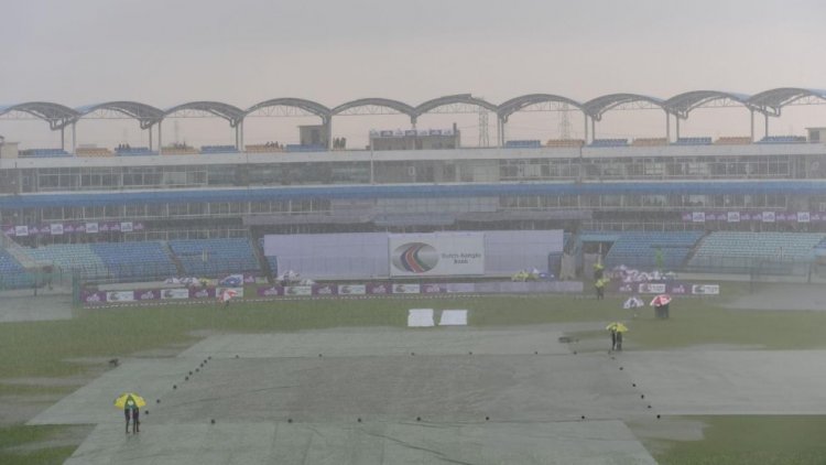 ৩০০ ছুঁল বাংলাদেশ, সঙ্গে সঙ্গে নামল বৃষ্টি