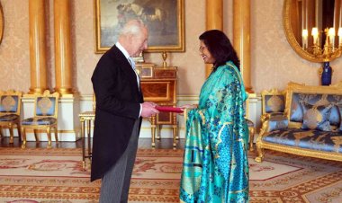  রাজা তৃতীয় চার্লসের কাছে বাংলাদেশের হাইকমিশনারের পরিচয়পত্র পেশ