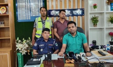 শার্শায় ১০টি স্বর্ণের বার সহ পাচারকারী আটক