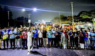  আ.লীগ নিষিদ্ধের দাবিতে মধ্যরাতে জাবি শিক্ষার্থীদের মহাসড়ক অবরোধ