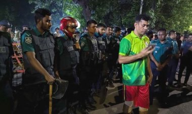  জার্সি পরেই যমুনার সামনে রমনার ডিসি মাসুদ