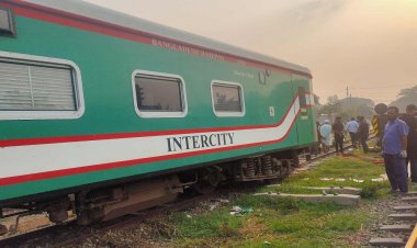 মালবাহী কন্টেইনারের ৮ ঘণ্টা পর এবার আন্ত:নগর লাইনচ্যুত