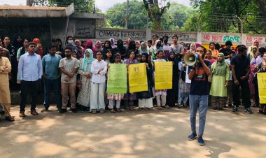 সাম্য হত্যার বিচার চেয়ে উপাচার্যের বাসভবনের সামনে শিক্ষার্থীদের মানববন্ধন