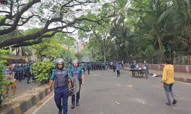 মার্চ টু যমুনা- জবি শিক্ষার্থীদের ছত্রভঙ্গ করে দিতে টিয়ারশেল-সাউন্ড গ্রেনেড নিক্ষেপ