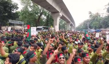 ডিপ্লোমা নার্সিং শিক্ষার্থীদের অবরোধ, যান চলাচল বন্ধ