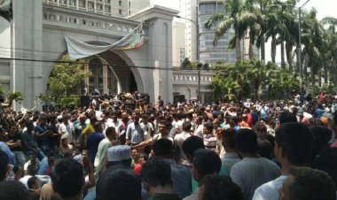 ইশরাক সমর্থকদের ডাকে ব্লকেড নগরভবন, বন্ধ সেবা কার্যক্রম