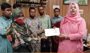 কুড়িগ্রামে জুলাই আন্দোলনের শহীদ ৫ পরিবারের মাঝে চেক দিল জেলা প্রশাসন