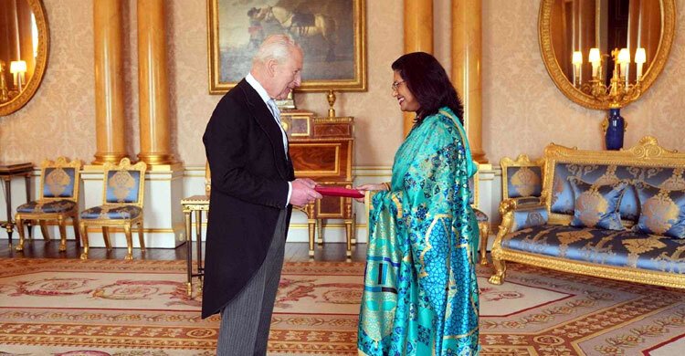  রাজা তৃতীয় চার্লসের কাছে বাংলাদেশের হাইকমিশনারের পরিচয়পত্র পেশ