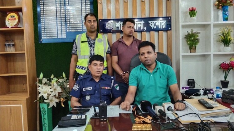 শার্শায় ১০টি স্বর্ণের বার সহ পাচারকারী আটক
