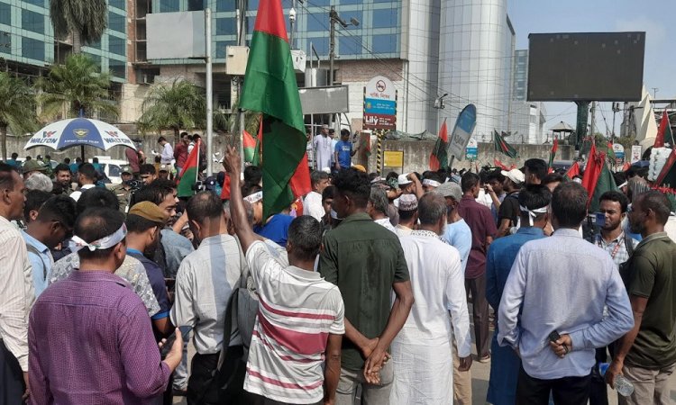 খালেদা জিয়াকে স্বাগত জানাতে বিমানবন্দরে নেতাকর্মীদের ঢল