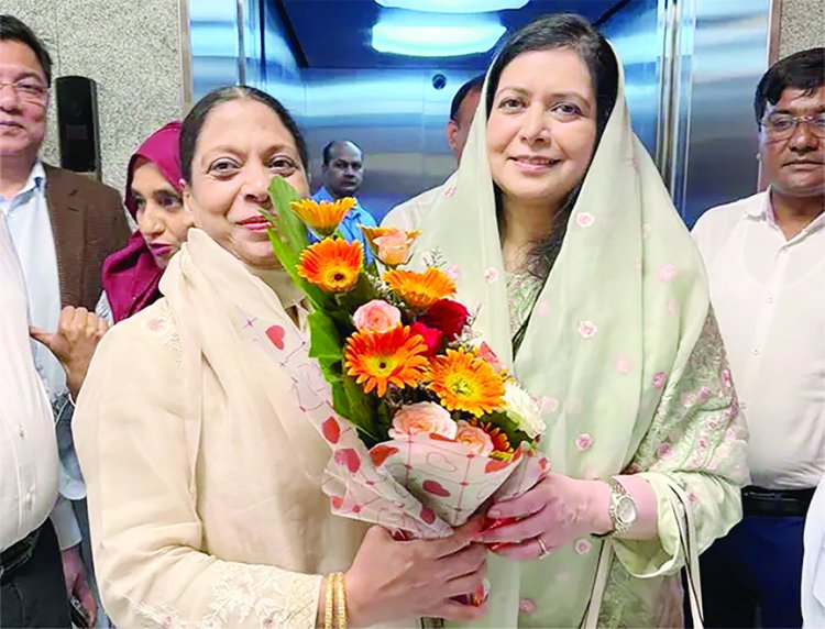 মা-মেয়ের আবেগঘন সাক্ষাৎ