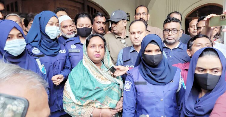  আইভী গ্রেফতার