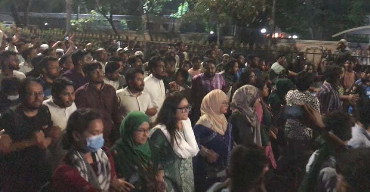  যমুনার সামনে নাহিদ ইসলামসহ এনসিপির শীর্ষ নেতারা