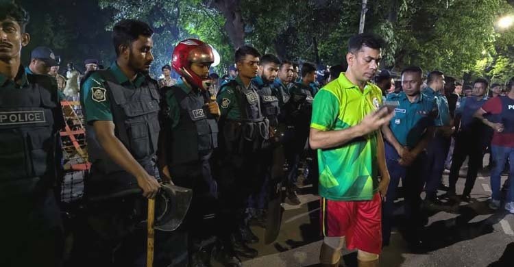  জার্সি পরেই যমুনার সামনে রমনার ডিসি মাসুদ