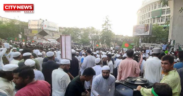 আ’লীগ নিষিদ্ধে শাহবাগ অবরোধ করেছেন আন্দোলনকারীরা