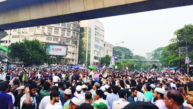 আ.লীগ নিষিদ্ধের দাবিতে উত্তাল শাহবাগ, বাড়ছে জনস্রোত