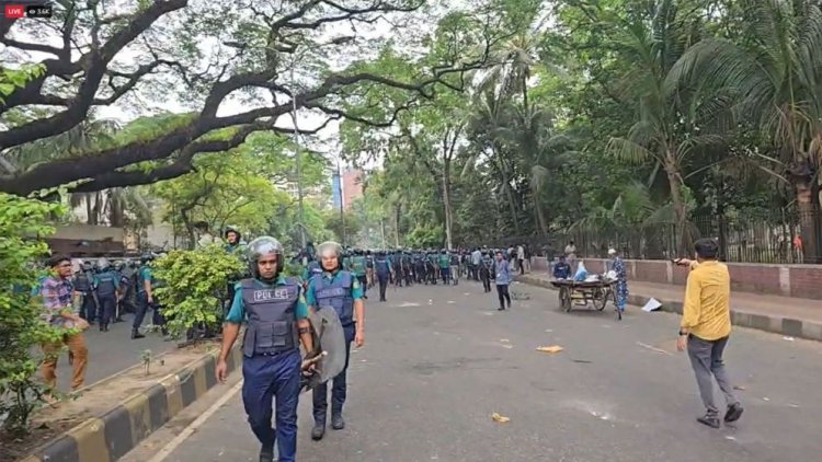 মার্চ টু যমুনা- জবি শিক্ষার্থীদের ছত্রভঙ্গ করে দিতে টিয়ারশেল-সাউন্ড গ্রেনেড নিক্ষেপ