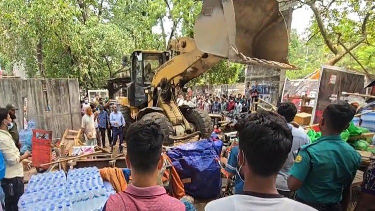 সোহরাওয়ার্দী উদ্যানে অবৈধ স্থাপনার উচ্ছেদ অভিযান