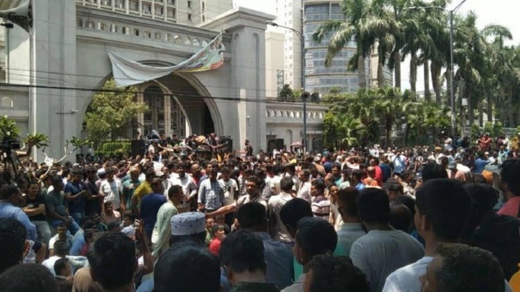 ইশরাক সমর্থকদের ডাকে ব্লকেড নগরভবন, বন্ধ সেবা কার্যক্রম