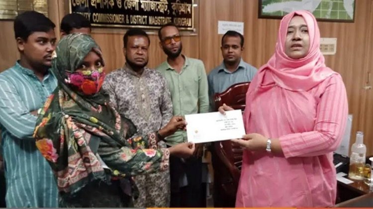 কুড়িগ্রামে জুলাই আন্দোলনের শহীদ ৫ পরিবারের মাঝে চেক দিল জেলা প্রশাসন