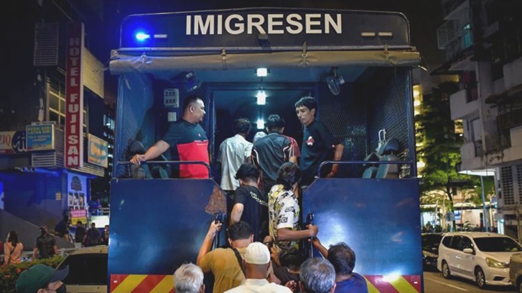 মালয়েশিয়ায় সাঁড়াশি অভিযানে বাংলাদেশিসহ আটক ৫৯৭ অভিবাসী